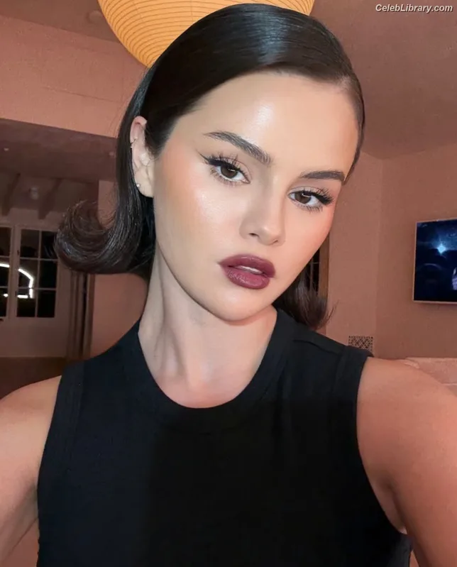 Selena Gomez photo 6 of 3523