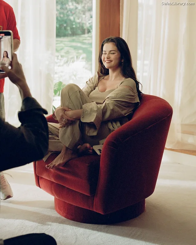 Selena Gomez photo 7 of 3523