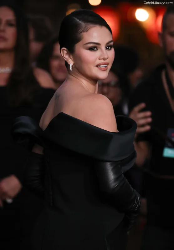 Selena Gomez photo 8 of 3523