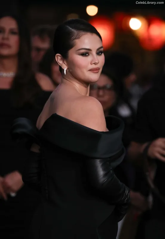 Selena Gomez photo 9 of 3523