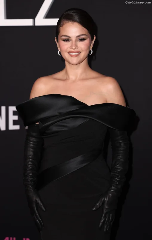 Selena Gomez photo 17 of 3523