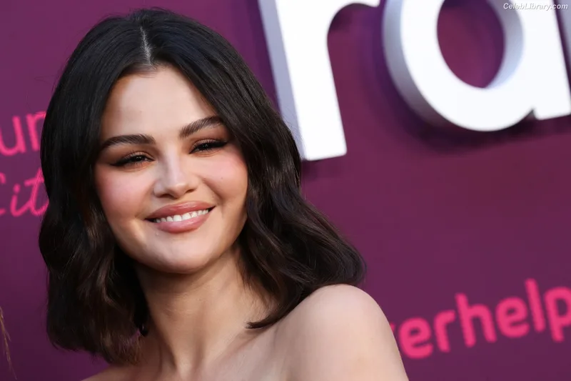 Selena Gomez photo 23 of 3523