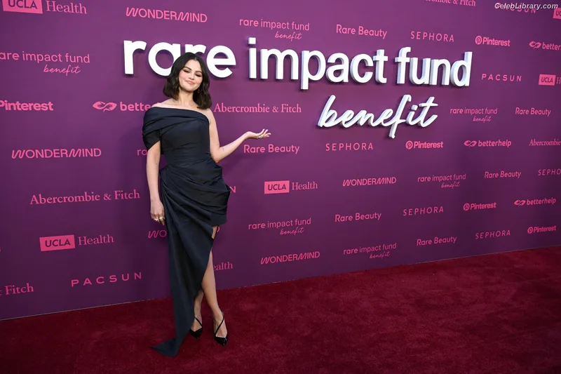 Selena Gomez photo 2 of 3523