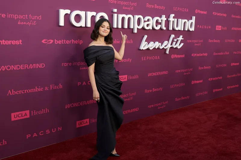 Selena Gomez photo 4 of 3523