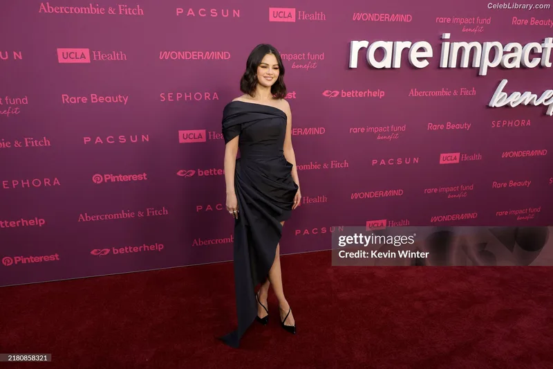 Selena Gomez photo 5 of 3523