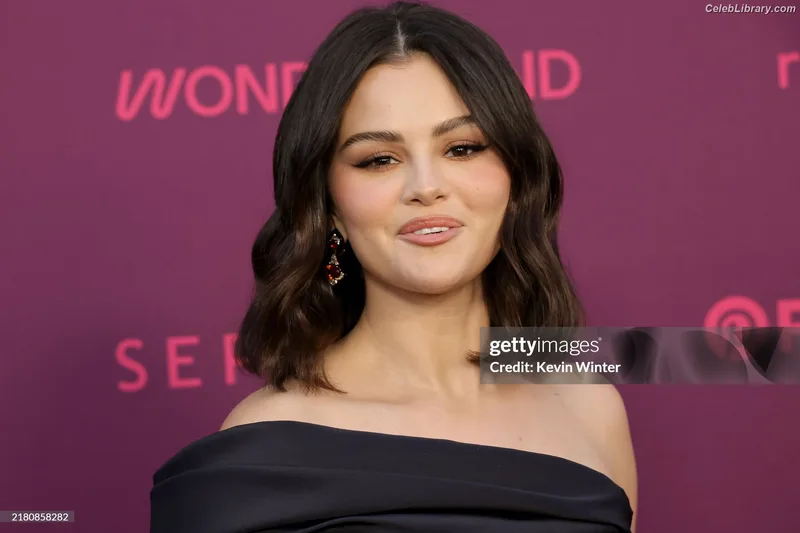 Selena Gomez photo 6 of 3523