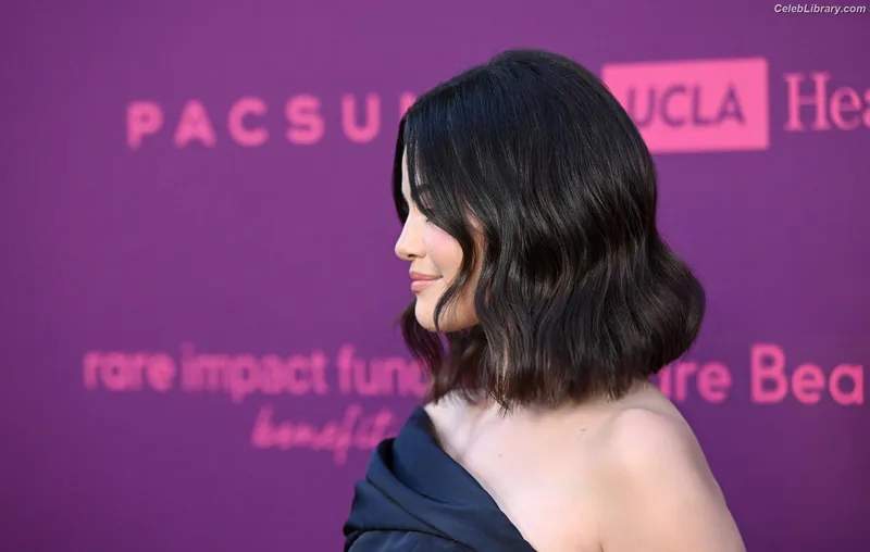 Selena Gomez photo 8 of 3523