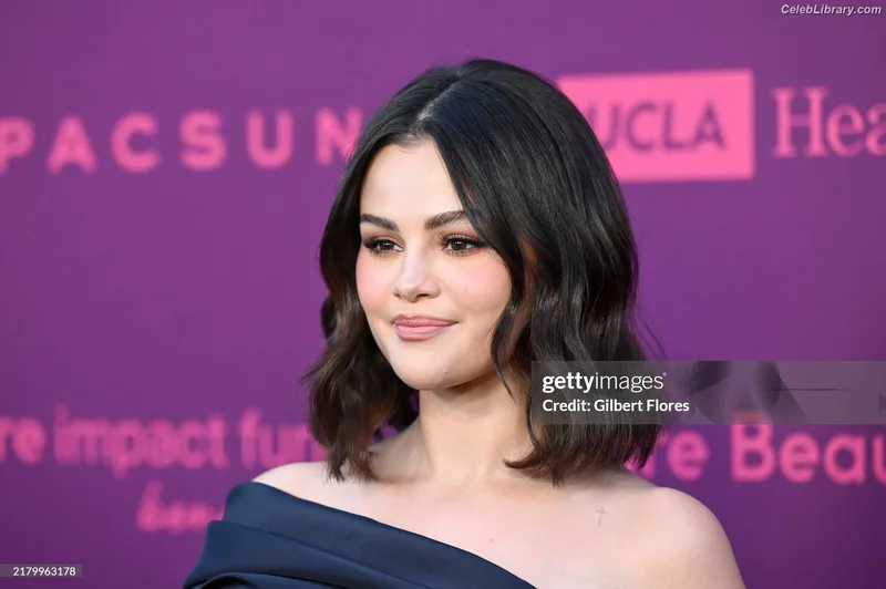 Selena Gomez photo 9 of 3523
