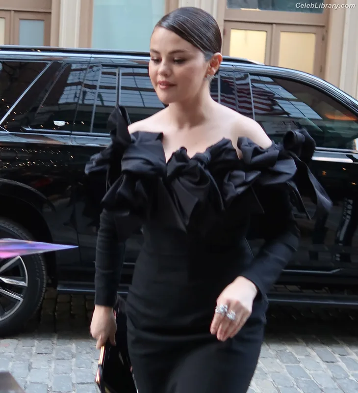 Selena Gomez photo 24 of 3523