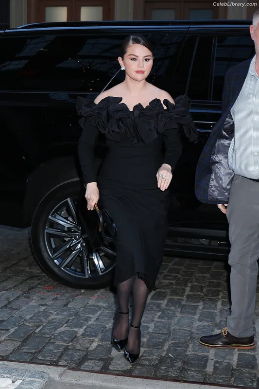 Selena Gomez photo 9 of 3523
