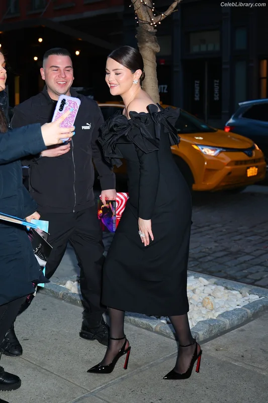 Selena Gomez photo 12 of 3523