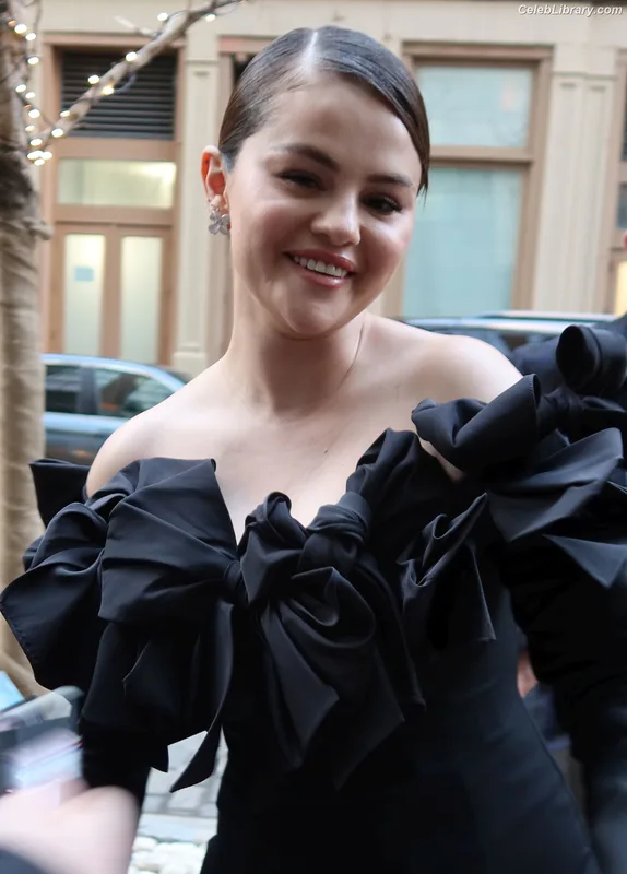Selena Gomez photo 22 of 3523