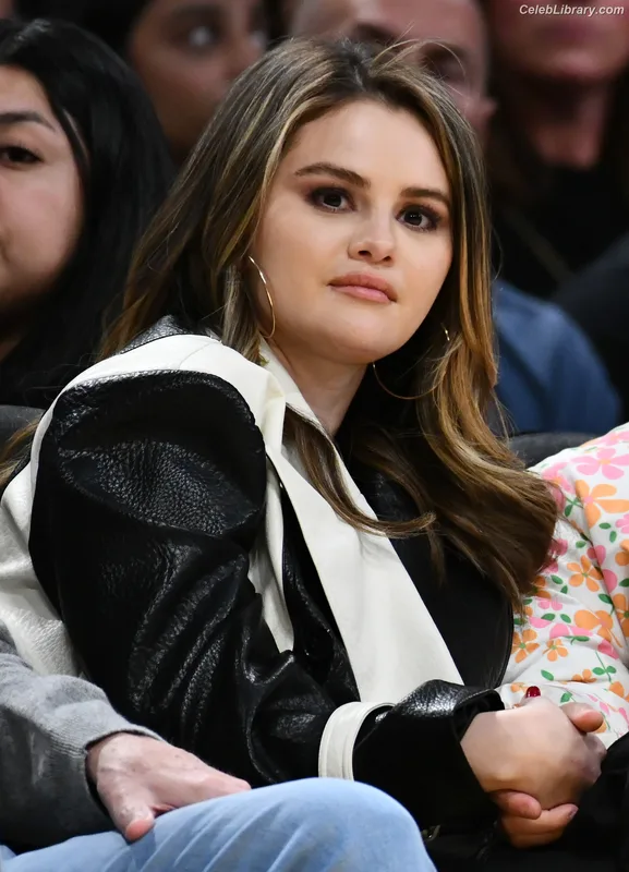 Selena Gomez photo 3 of 3523