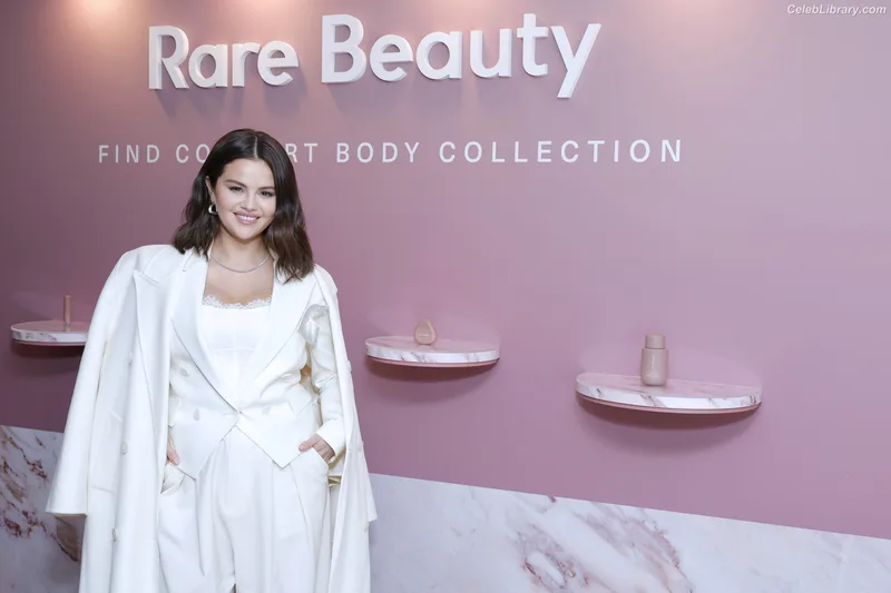 Selena Gomez photo 7 of 3523