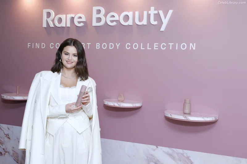 Selena Gomez photo 8 of 3523