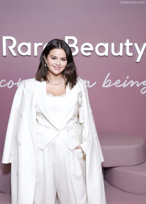 Selena Gomez photo 9 of 3523
