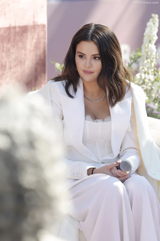 Selena Gomez photo 13 of 3523