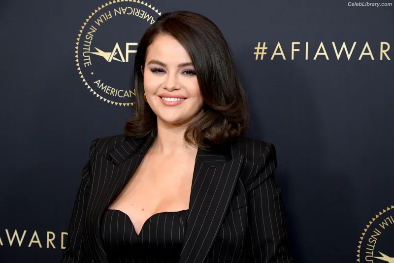 Selena Gomez photo 16 of 3523