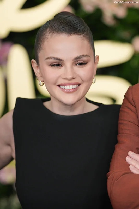 Selena Gomez photo 21 of 3523