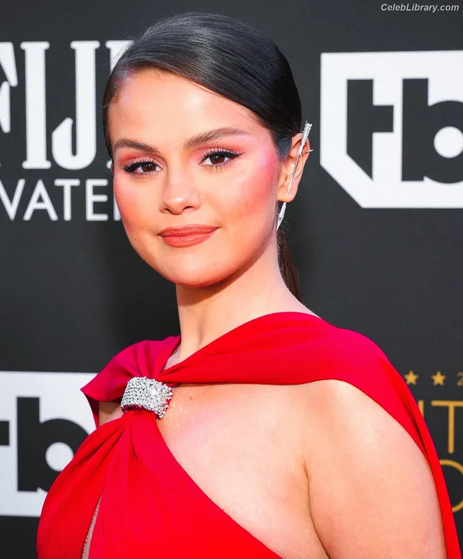 Selena Gomez photo 12 of 3523