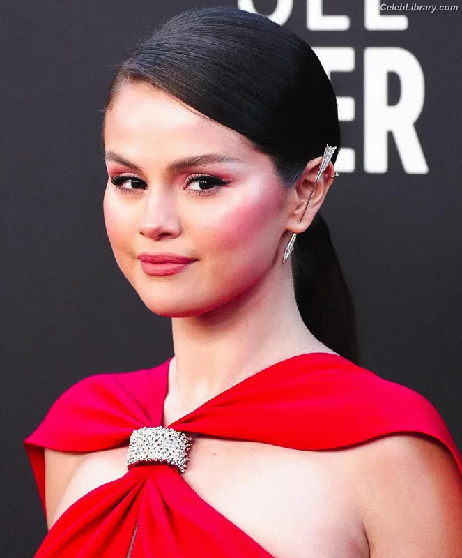 Selena Gomez photo 13 of 3523