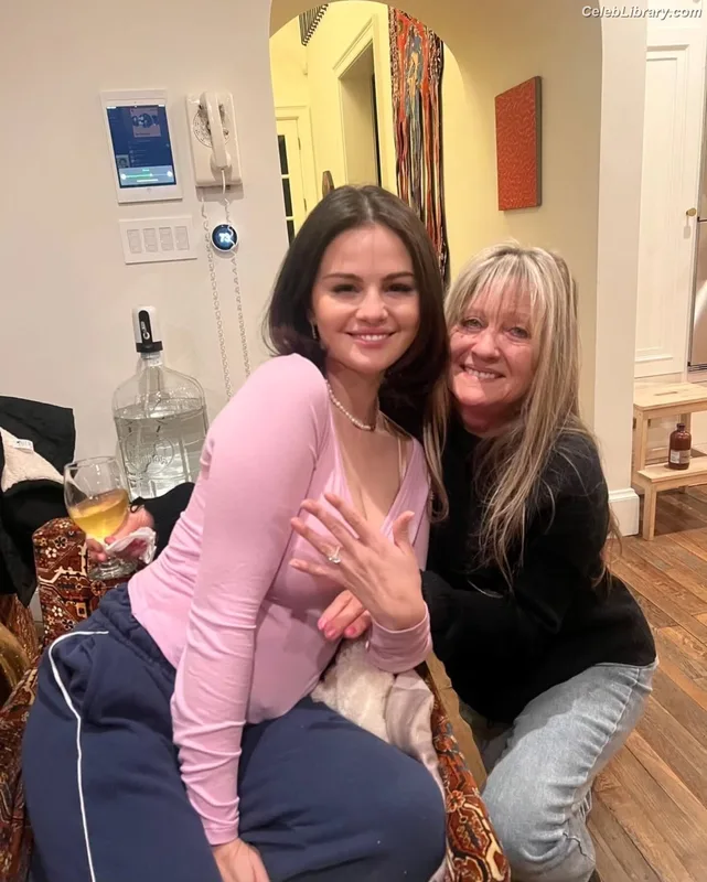Selena Gomez photo 21 of 3523