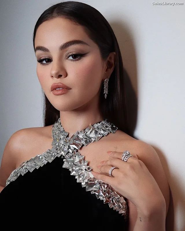 Selena Gomez photo 10 of 3523