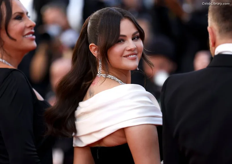Selena Gomez photo 11 of 3523