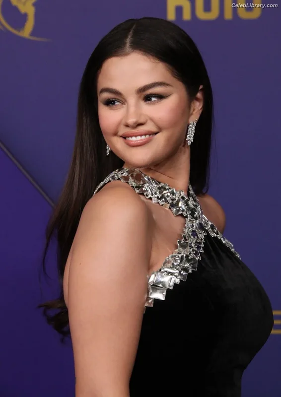 Selena Gomez photo 13 of 3523
