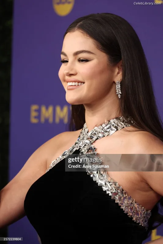 Selena Gomez photo 14 of 3523