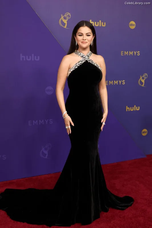 Selena Gomez photo 16 of 3523