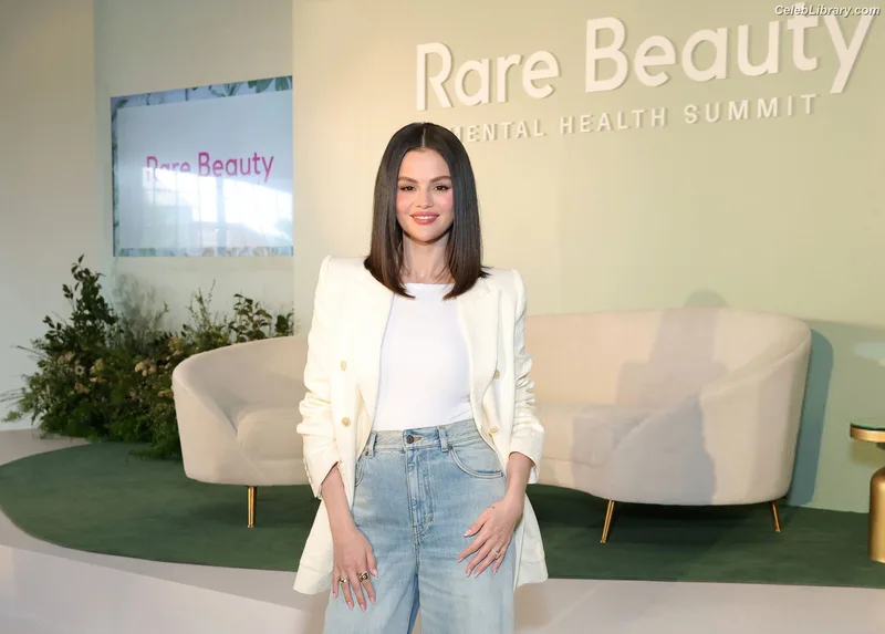 Selena Gomez photo 24 of 3523