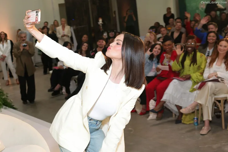 Selena Gomez photo 3 of 3523