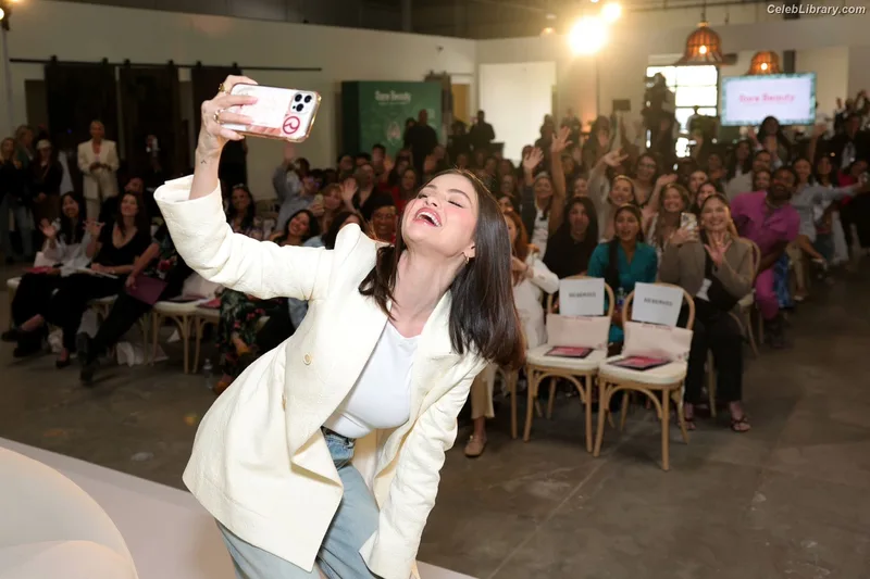 Selena Gomez photo 5 of 3523