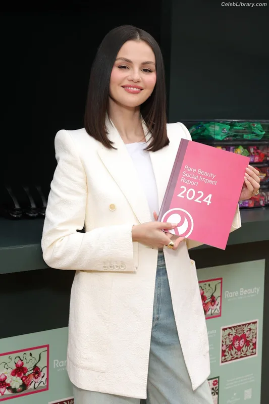 Selena Gomez photo 7 of 3523