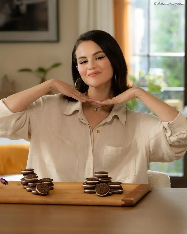 Selena Gomez photo 19 of 3523