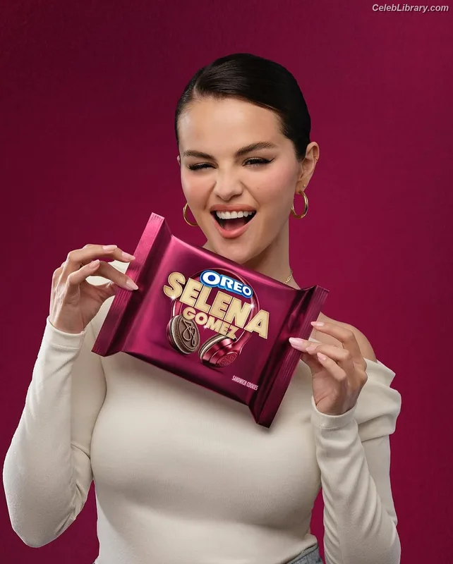Selena Gomez photo 22 of 3523
