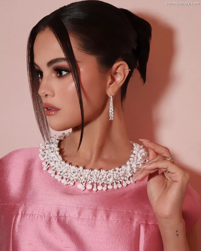 Selena Gomez photo 3 of 3523