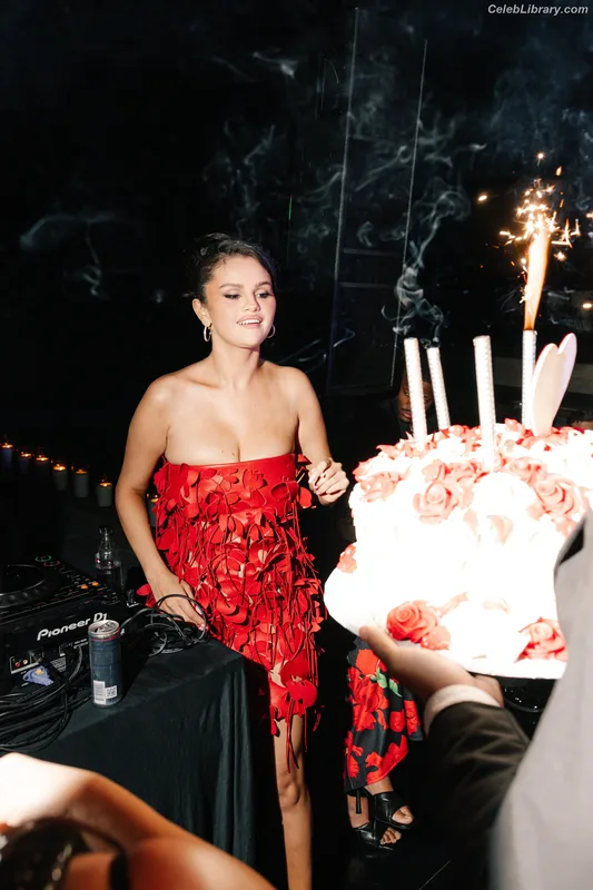 Selena Gomez photo 14 of 3523