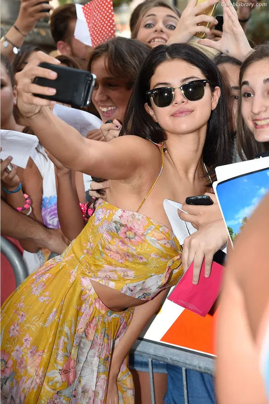 Selena Gomez photo 19 of 3523