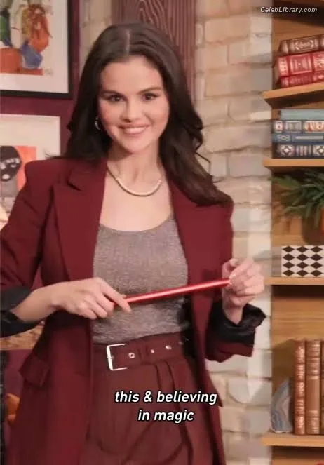 Selena Gomez photo 1 of 3523