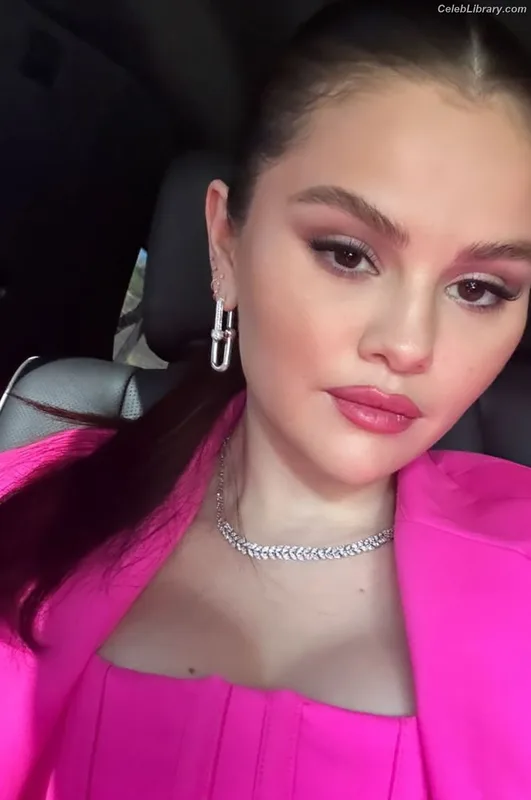 Selena Gomez photo 19 of 3523