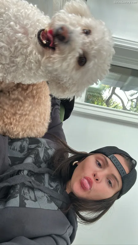 Selena Gomez photo 23 of 3523