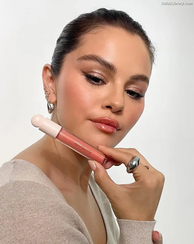 Selena Gomez photo 1 of 3523