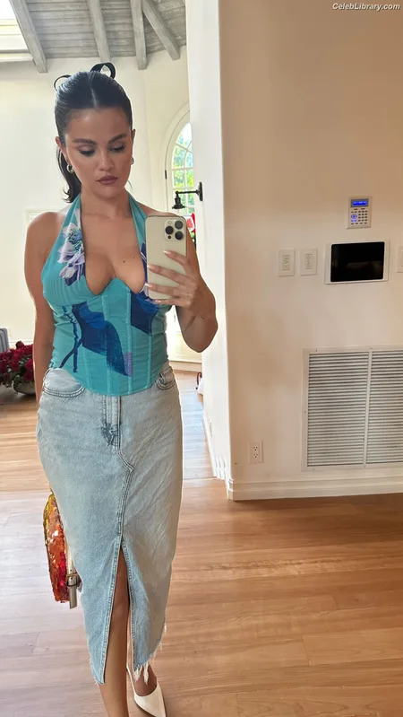 Selena Gomez photo 9 of 3523