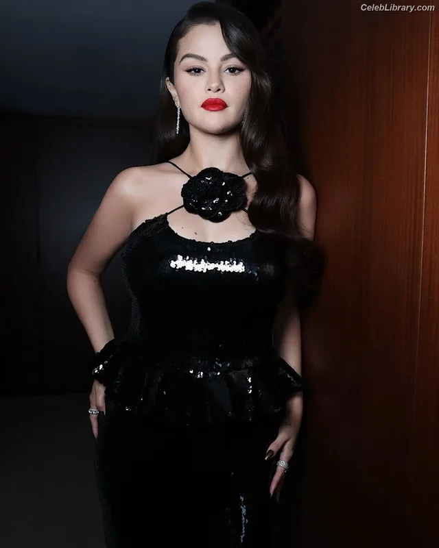 Selena Gomez photo 14 of 3523
