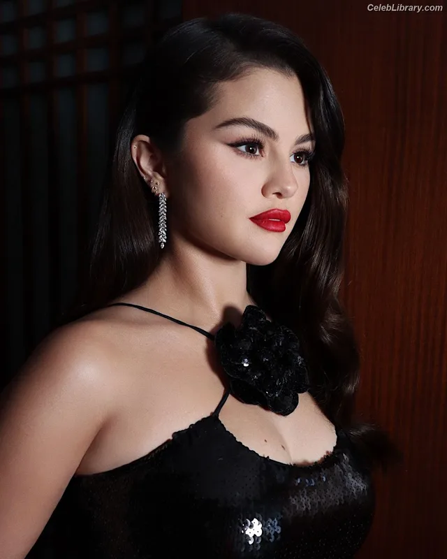 Selena Gomez photo 15 of 3523