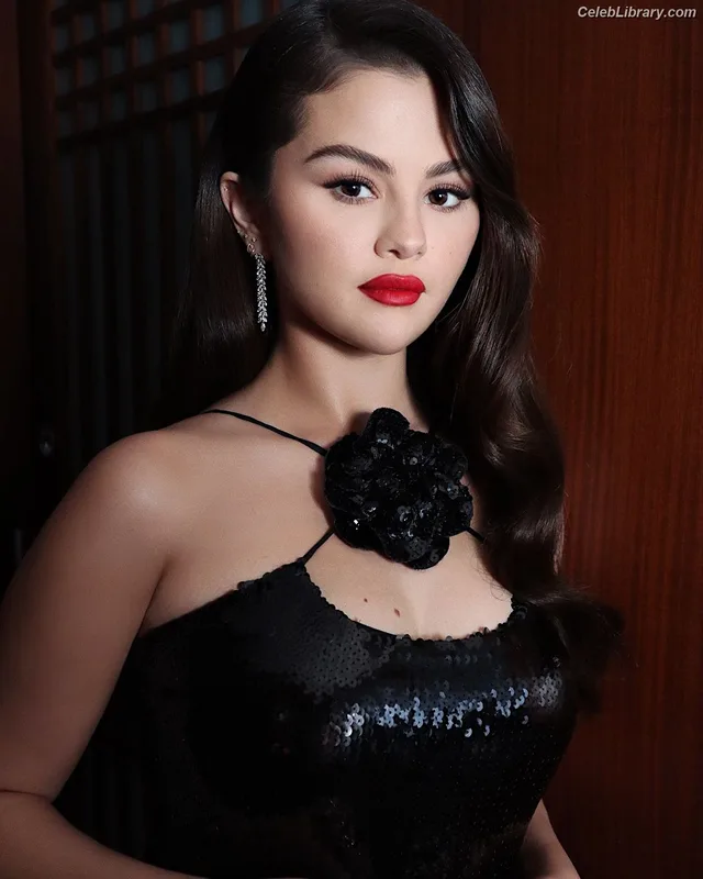 Selena Gomez photo 16 of 3523