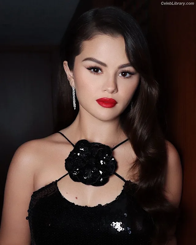 Selena Gomez photo 17 of 3523