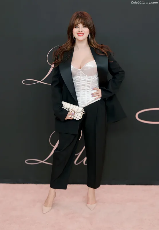 Selena Gomez photo 19 of 3523